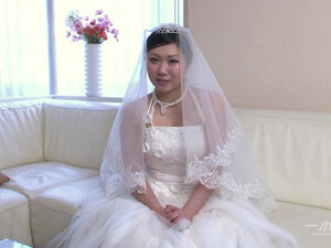 Узкоглазая невеста трахнулась с фотографом ради скидки