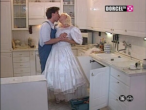 Сантехник помог снять свадебное платье, чтобы трахнуть зрелую невесту на кухне