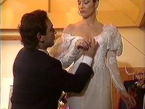 Невеста в свадебном платье трахнулась с портным втайне от жениха